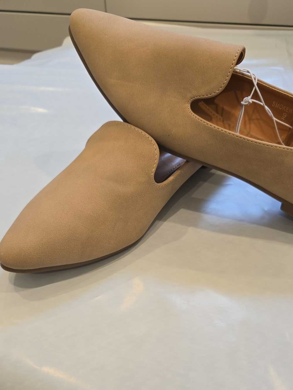 OLIVIA & Kate, New York,  size 9 tan Classic Low  Heels. Blue0131